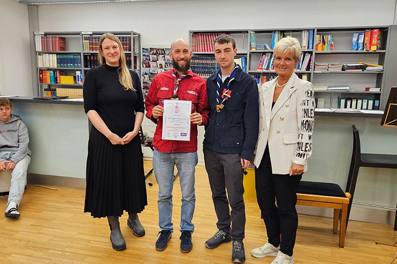Rainer Rockenbauer und Jonas Schober in Vertretung der Jugendlichen